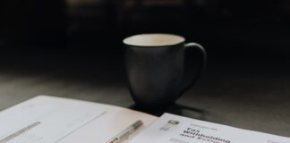 Jakie podatki muszą być płatne przez właścicieli nieruchomości i jak są one naliczane?