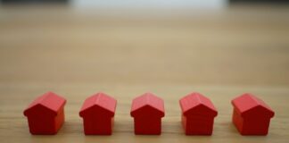 Jakie są koszty związane z kredytem hipotecznym i jak ich uniknąć?