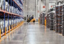 Sufit operacyjny w magazynie: 4 sygnały, że Twoja firma traci pieniądze na własnej logistyce (i jak to naprawić) logistyka magazyn