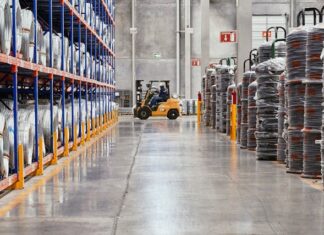 Sufit operacyjny w magazynie: 4 sygnały, że Twoja firma traci pieniądze na własnej logistyce (i jak to naprawić) logistyka magazyn